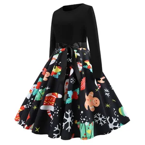 Detalle del estampado navideño vintage en un vestido acampanado de manga larga con lazo