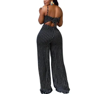 Vista posteriore di una tuta nera a pois con gamba larga ed elegante design con schiena scoperta.