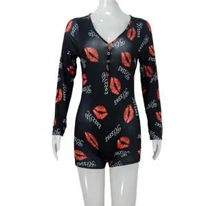 Vorderansicht eines schwarzen Langarm-Rompers mit rotem Lippenprint und Knopfleiste