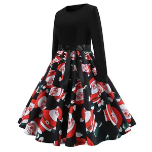 Primer plano de este vestido vintage con estampado de Papá Noel y cinturón de lazo negro.