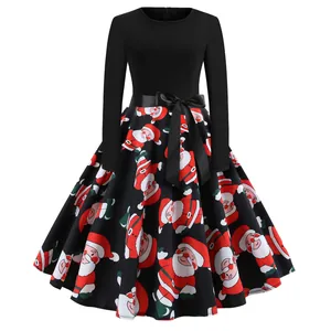 Detalle del vestido de Navidad de manga larga con corpiño negro y estampado de Santa