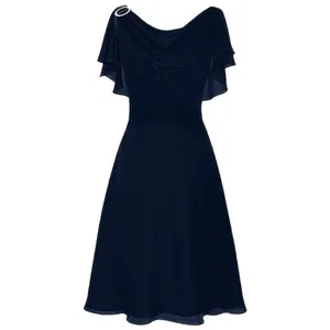 Elegante abito in chiffon blu scuro con spalle scoperte, maniche a balze e spilla