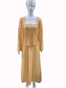 Vue frontale d'un ensemble élégant deux pièces avec cardigan dentelle et robe longue