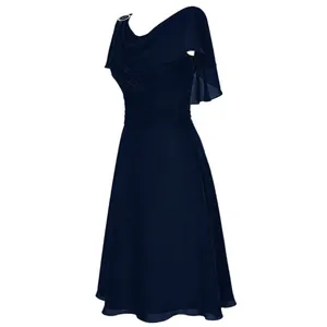 Elegante abito in chiffon blu navy con scollo a barchetta e raffinati dettagli a volant.