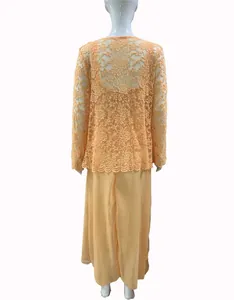 Ensemble deux pièces élégant avec cardigan en dentelle pêche et robe longue en mousseline