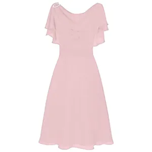Elegante abito longuette in chiffon rosa con spalle scoperte e delicati volant sulle maniche.