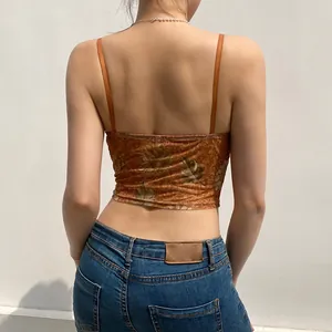 Rückansicht eines trendigen orangefarbenen Mesh-Camisole-Tops mit Blumenmuster und Jeans