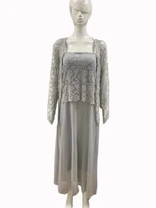 Ensemble élégant deux pièces avec cardigan en dentelle gris clair et robe maxi mousseline.