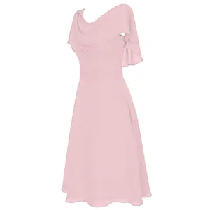Dettaglio dell'abito in chiffon rosa chiaro monospalla con scollo a balze e pieghe.