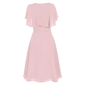 Vista posteriore del vestito in chiffon rosa chiaro con elegante design a mantella