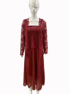 Vue détaillée d'un élégant ensemble rouge deux pièces avec gilet en dentelle et robe maxi