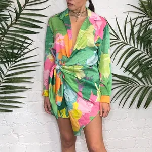 Robe chemise portefeuille à imprimé floral tropical, manches longues et ceinture nouée