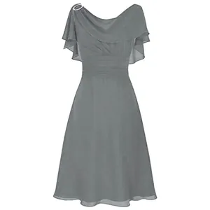 Abito elegante in chiffon grigio con maniche a volant e spilla decorativa sulla spalla.