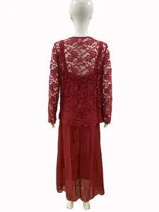 Vue arrière d'un ensemble deux pièces avec cardigan en dentelle rouge et jupe en mousseline