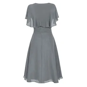 Vista posteriore di un abito midi in chiffon grigio con elegante mantella per matrimoni