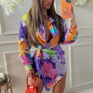 Robe chemise à fleurs aux couleurs vives avec ceinture à la taille pour un look chic.