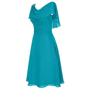 Elegante abito da sera in chiffon color ottanio con scollo a drappeggio e spilla per matrimoni.