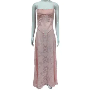 Nahaufnahme der rosa Blumenspitzentextur an diesem eleganten, schmal geschnittenen Sommerkleid