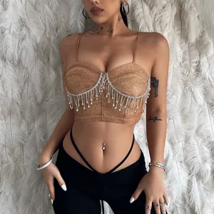 Vista detallada de un sexy crop top con flecos de pedrería en tela dorada champán brillante