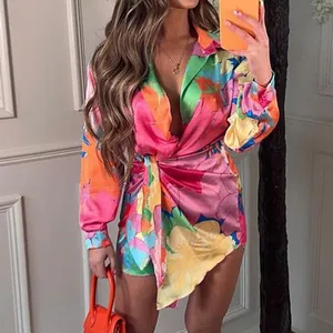 Robe chemise courte à fleurs éclatantes avec taille nouée et élégantes manches longues