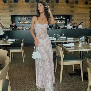 Detaillierte Ansicht eines sexy halbtransparenten Maxikleides mit Blumenmuster in einem Restaurant