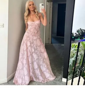 Elegantes hellrosa geblümtes Maxikleid mit Spaghettiträgern an einem Model präsentiert