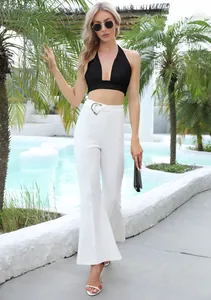 Dettaglio moda all'aperto di un crop top nero con paillettes e profondo scollo a V