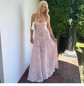 Rosa geblümtes Maxikleid mit Spaghettiträgern für den sommerlichen Strandurlaub