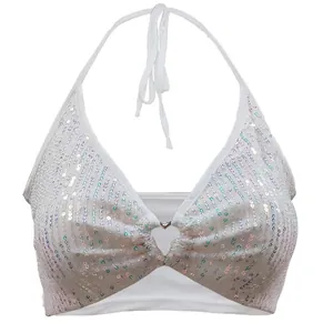 Primo piano di crop top con paillettes iridescenti e anello centrale a cuore