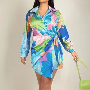 Robe chemise portefeuille élégante à imprimé floral, manches longues et ourlet asymétrique