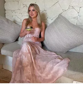 Elegantes rosa geblümtes trägerloses Maxikleid aus Mesh für den perfekten Sommerurlaub.