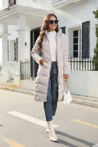 Πλήρης εξωτερική όψη ενός κομψού γυναικείου μακριού μπουφάν με κουκούλα σε μπεζ χρώμα