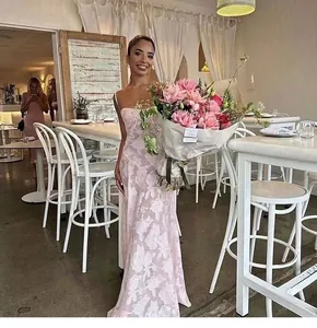 Detailansicht eines rosa geblümten Maxikleides mit schmaler Passform und elegantem Stoff