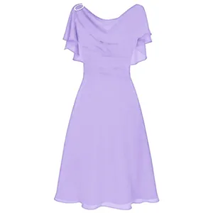 Elegante abito monospalla in chiffon lavanda con manica a balze e dettaglio spilla.