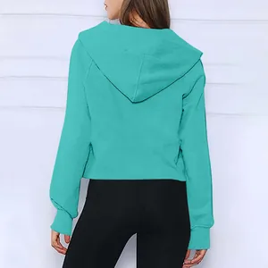 Vista posteriore dettagliata di una felpa corta color smeraldo per yoga e palestra