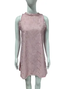 Vista dettagliata dell'abito Lolita rosa senza maniche con ricami floreali eleganti.