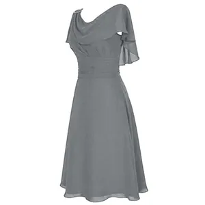 Elegante abito midi in chiffon grigio con spalle scoperte per un'invitata a nozze