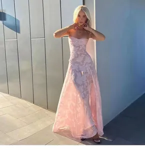 Elegantes rosa Maxi-Spitzenkleid mit Blumenmuster für den Strandurlaub und sommerliche Tage