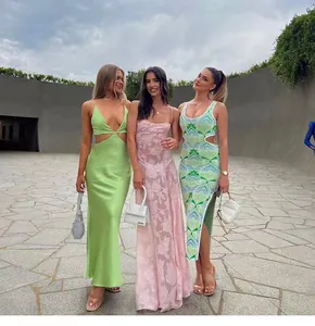 Detailansicht von drei trendigen Sommer-Strandkleidern mit Blumen- und Ausschnitt-Designs.