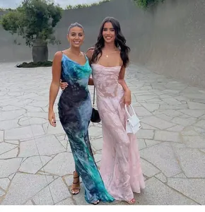 Ganzkörperaufnahme von Models in eleganten Batik-Maxi-Trägerkleidern in Blau und Rosa