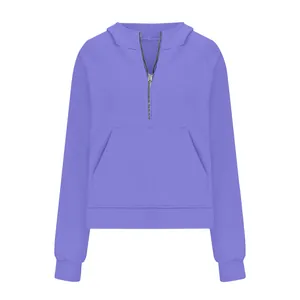 Vista frontale di una felpa corta lavanda da donna con mezza zip, cappuccio e tasca a marsupio