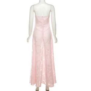 Rückenansicht eines rosa transparenten Maxikleides mit Blumenmuster für den Sommer
