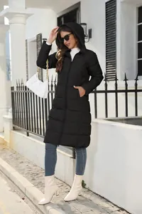 Κομψό μαύρο γυναικείο χειμερινό μπουφάν με κουκούλα σε περιβάλλον δρόμου στην πόλη.