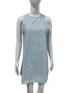 Abito smanicato azzurro con delicati ricami floreali presentato su un manichino di colore bianco