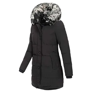 Vista dettagliata del parka invernale nero da donna con cappuccio in ecopelliccia
