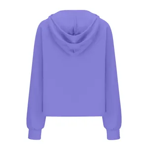 Vista posteriore di una felpa corta viola con cappuccio per yoga e attività sportive