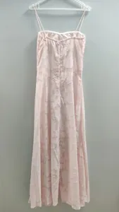 Rückansicht eines hellrosa Trägerkleides mit floraler Jacquard-Struktur