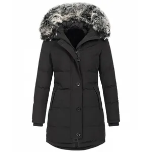 Vista frontale dettagliata del parka nero da donna con cappuccio e pelliccia sintetica