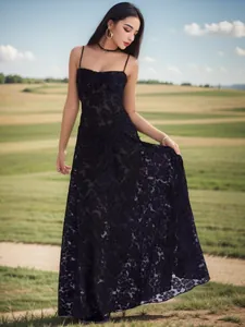 Detailansicht eines langen schwarzen Blumen-Spitzenkleides an einem Outdoor-Modell