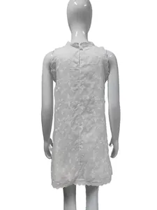 Dettaglio posteriore di un abito bianco senza maniche con eleganti ricami floreali
